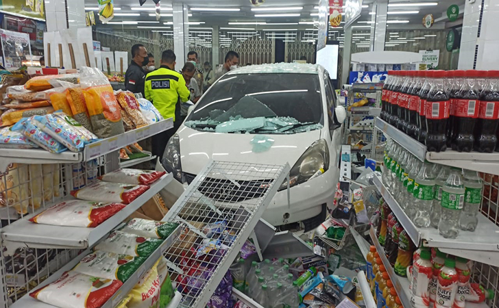 Honda Jazz seruduk Indomaret2