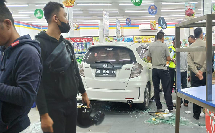 Honda Jazz seruduk indomaret