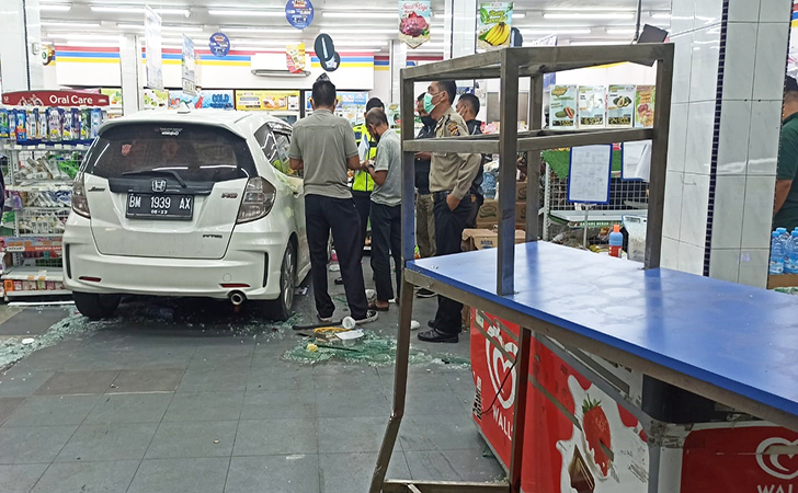 Honda Jazz tabrak indomaret4