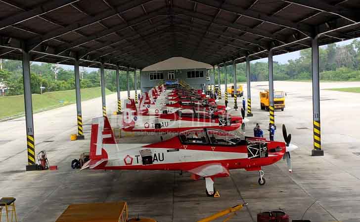 Pesawat Jupiter Aerobatic Team di Pekanbaru 