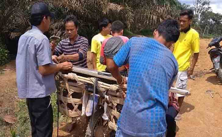 Jenazah dibawa menggunakan motor