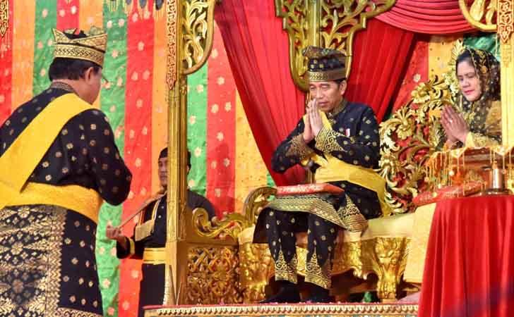 Penabalan Gelar Adat Presiden Jokowi 