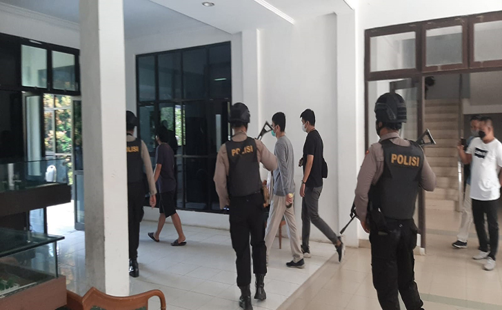 KPK geledah kantor bupati kuansing3