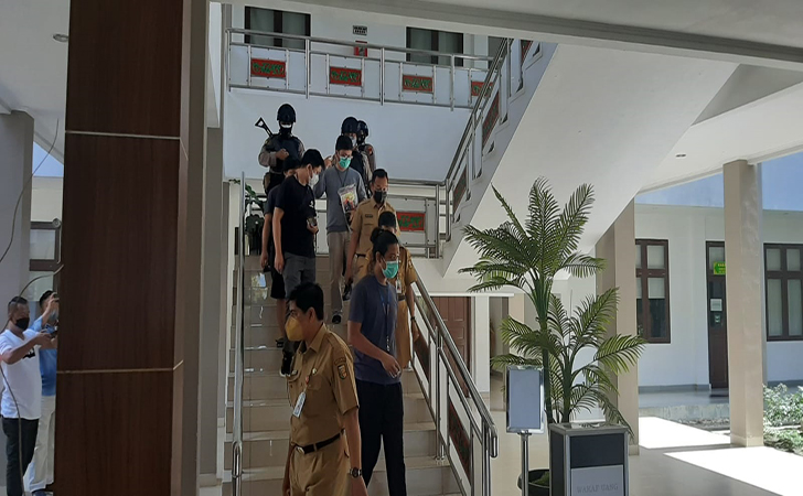 KPK geledah kantor bupati kuansing5