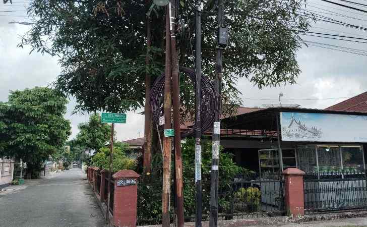 Kabel-Fiber-Optic-Semrawut-di-Jalan-Selamat-Warga-Resah.jpg