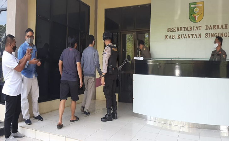 Kantor bupati kuansing digeledah KPK2