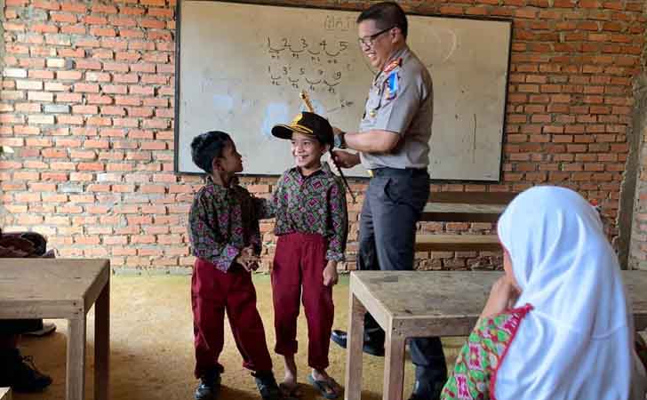 Kapolda Riau dan Candaan Murid SD