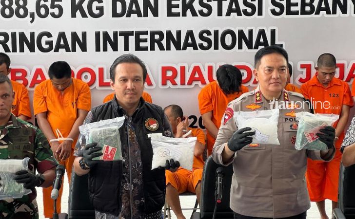 Kapolda-Riau-musnahkan-narkoba.jpg