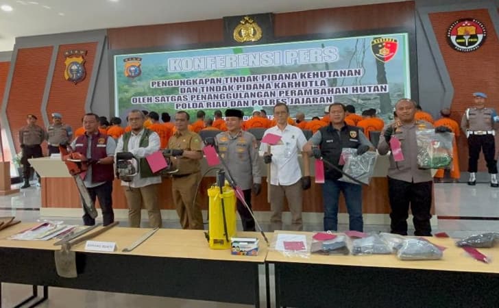Konpres-polda-riau-soal-perambahan.jpg