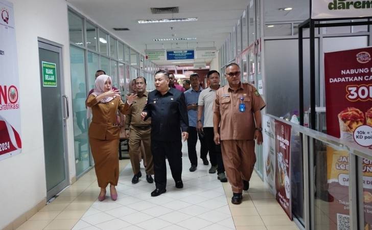 Kunjungi RSUD Achmad Riau, Plt Gubri Jenguk Pasien Kanker 2