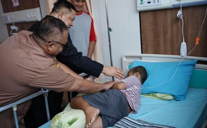 Kunjungi RSUD Achmad Riau, Plt Gubri Jenguk Pasien Kanker 3