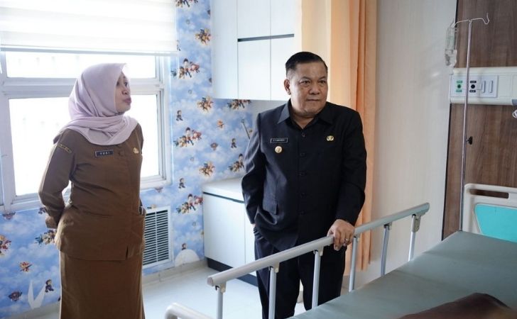 Kunjungi RSUD Achmad Riau, Plt Gubri Jenguk Pasien Kanker 4
