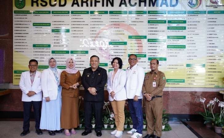 Kunjungi RSUD Achmad Riau, Plt Gubri Jenguk Pasien Kanker 6