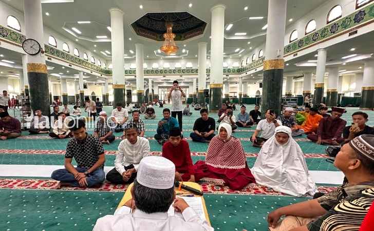 Lima-Orang-yang-Berbeda-Latar-Belakang-Bersyahadat-di-Masjid-Raya-An-Nur.jpg
