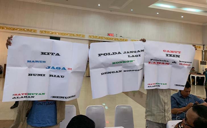 Mahasiswa Bentangkan Spanduk Protes