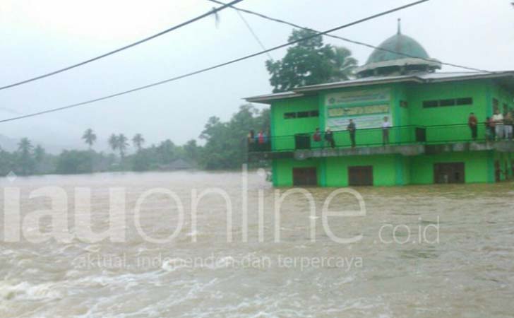 Banjir Pangkalan, 50 Kota, Sumatera Barat Masjid di Pangkalan Jadi tempat Mengungsi