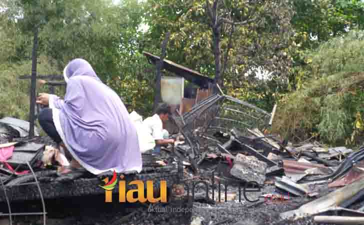 Kebakaran Rumah Memungut Sisa-sisa Puing Kebakaran