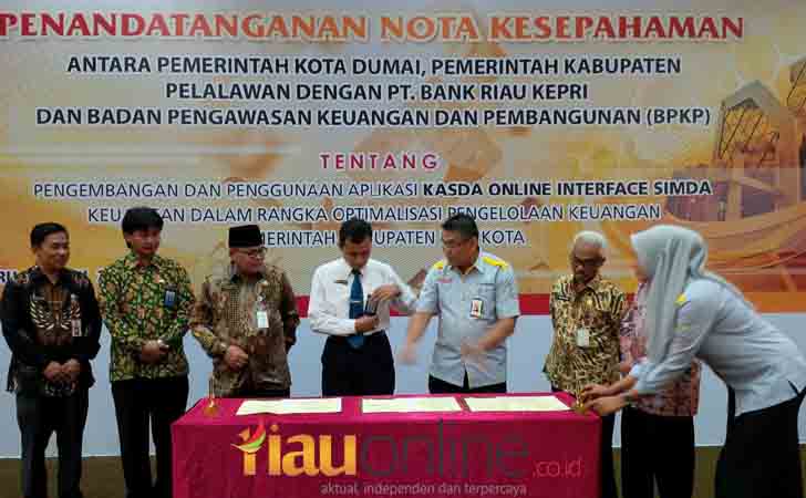 Penandatangan MoU Bank Riau Kepri dengan Pemda