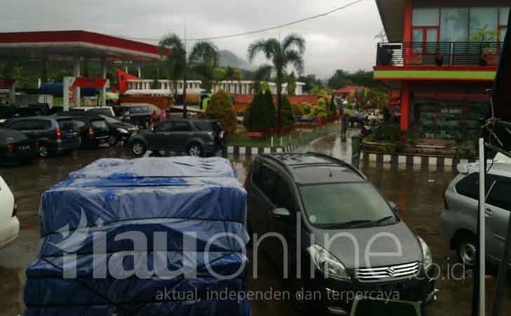 Banjir Pangkalan, 50 Kota, Sumatera Barat Mobil Terjebak di SPBU Pangkalan