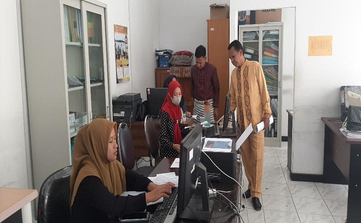 Operator pelayanan adminduk online Dusdukcapil Kuansing