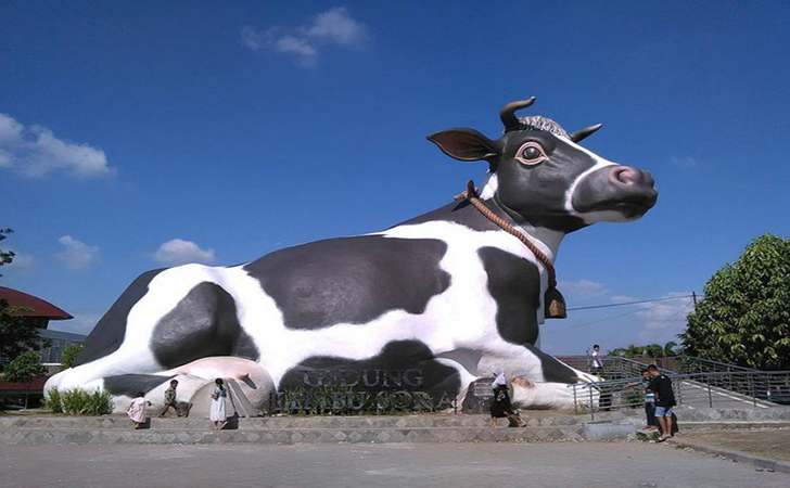 Patung Sapi di depan Gedung Lembu Sora Alun-alun Kota Boyolali