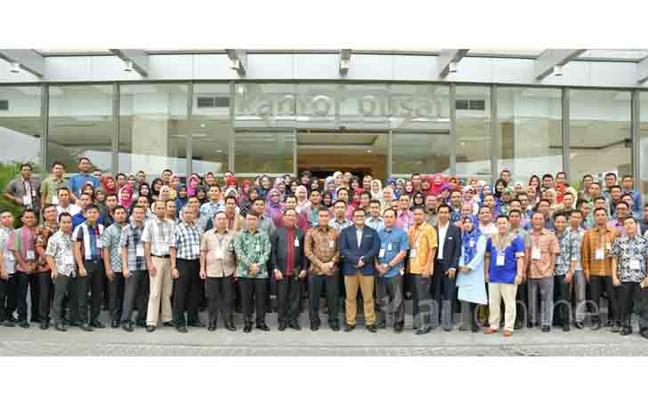 Dirut Bank Riau Kepri Berfoto Bersama dengan Karyawan Syariah 