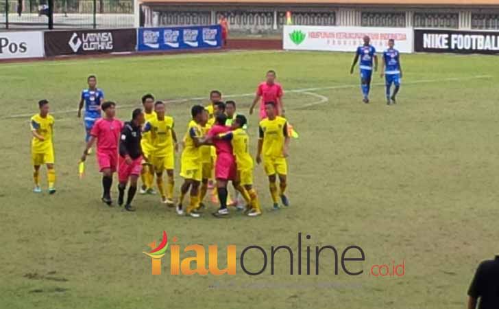 Pemain PSBL Langsa Protes ke Wasit 