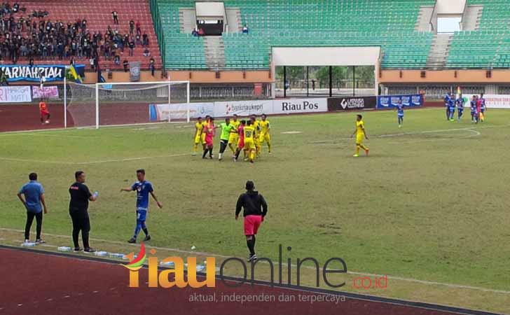 Pemain PSBL Langsa Serbu dan Tarik Baju Wasit Nendi Rohaendi 