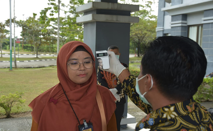 Pemeriksaan suhu tubun di depan pintu masuk gedung rektorat UIN Suska Riau