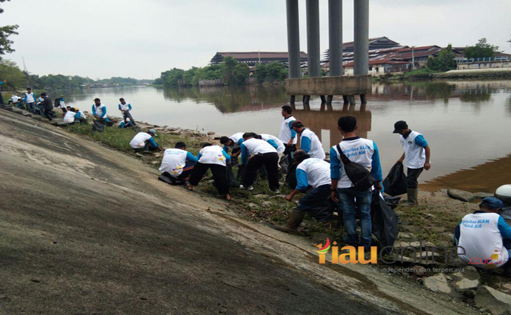 Pemko dan BEM UR Bersihkan sungai