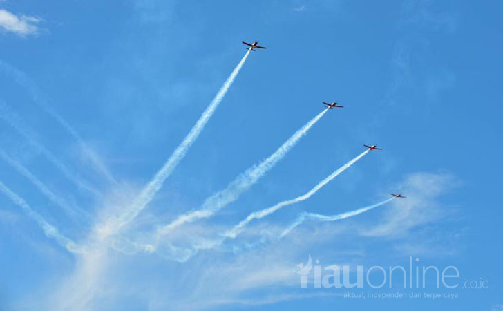 Aksi Aerobatik Jupiter Aerobatic Team (JAT) di Langkawi