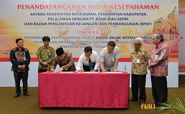 Penandatangan MoU Bank Riau Kepri dengan Pemda