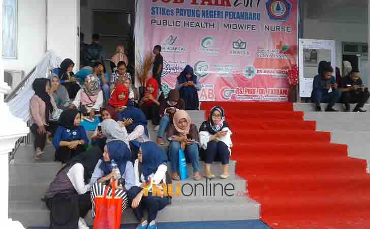 Pencari Kerja di Job Fair Stikes Payung Negeri Pekanbaru