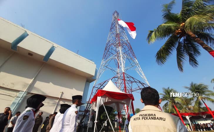 Pengibaran bendera di RRI Pekanbaru