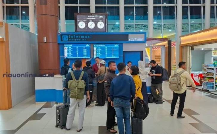 Penumpang-di-bandara-SSK-II.jpg