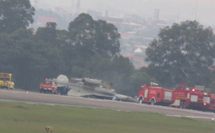 Pesawat F-16 Tergelindir di Bandara Sultan Syarif Kasim II