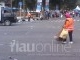 Petugas Sapu Sampah di Car Free Day