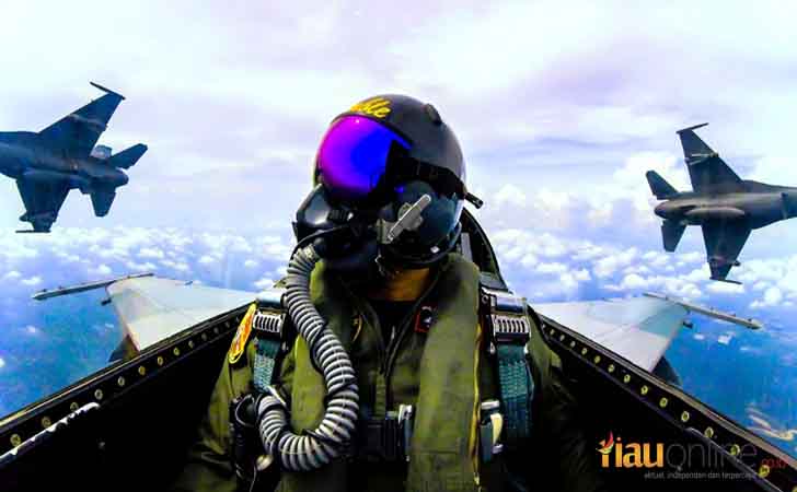 Pilot Pesawat Tempur F16 Fighting Falcon