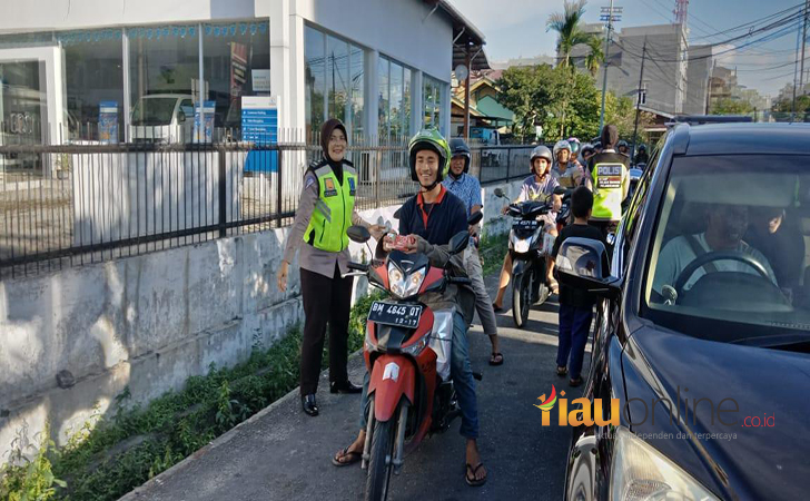 Polresta Pekanbaru Bagi Takjil3