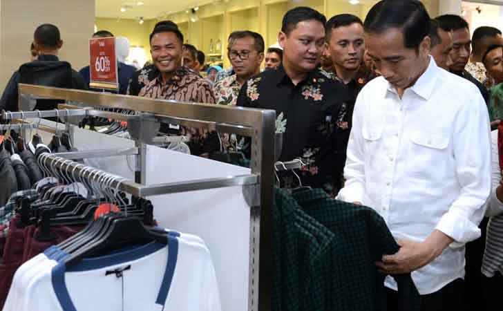 Presiden Joko Widodo Beli Pakaian 