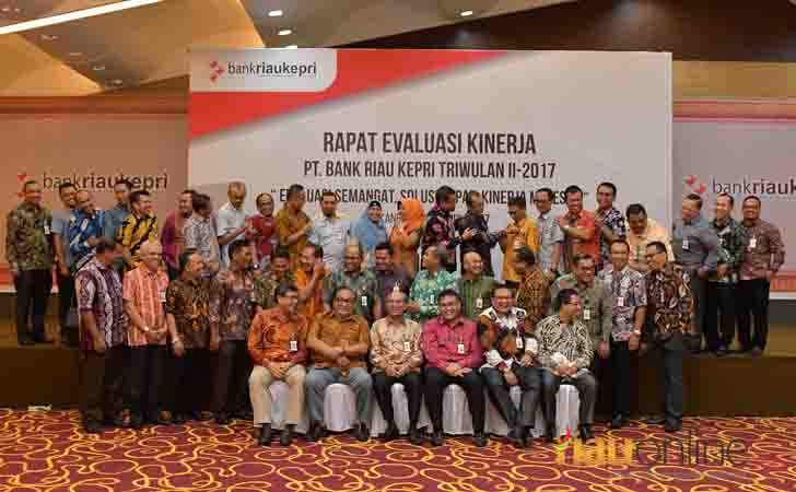 Foto Bersama Rapat Kerja Evaluasi Semester I 2017