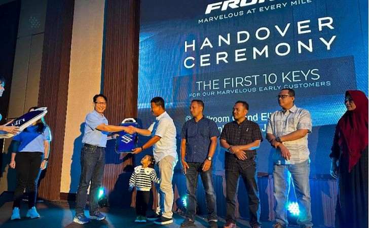 Resmi-Mengaspal-di-Riau-10-Konsumen-Pertama-Suzuki-Fronx-Dapat-Penghargaan.jpg