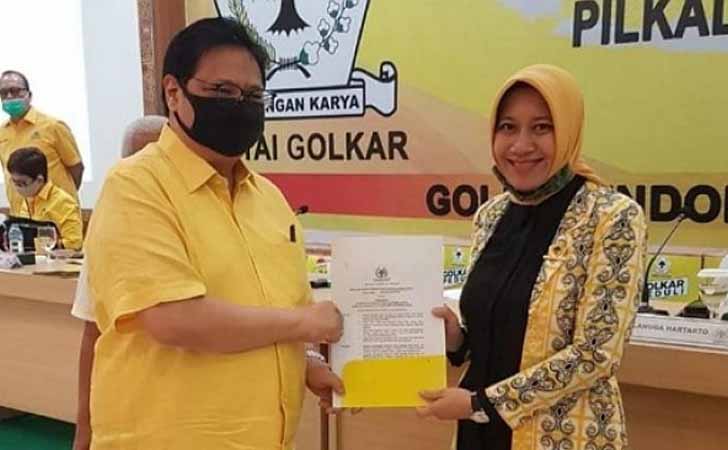 Rezita Terima SK Golkar