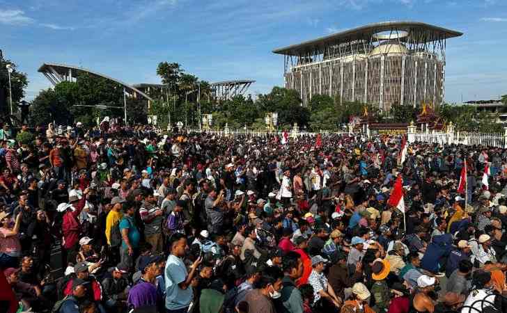 Ribuan-Massa-Serbu-Kantor-Gubernur-Tolak-Relokasi-dari-Tesso-Nilo.jpg
