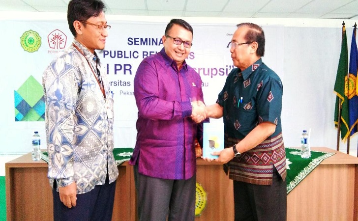 SEMINAR HUMAS DI UMRI