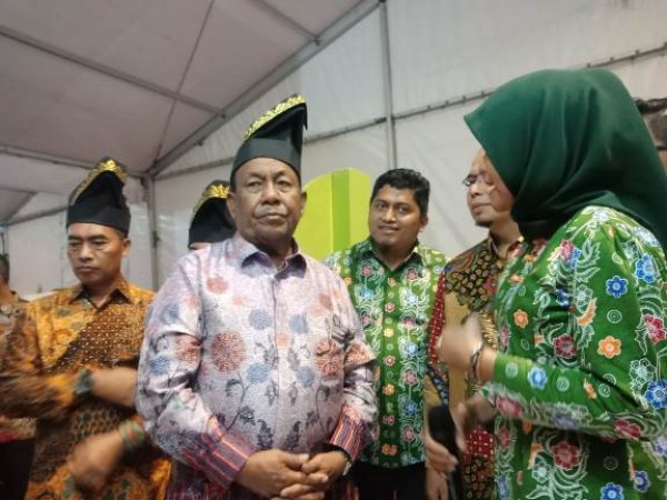  Kepala Departemen Humas SKK Migas Sumbagut Evy Yanti saat memberikan penjelasan kepada Gubernur Riau Wan Tamrin Hasyim terkait Kegiatan Hulu Migas di Provinsi Riau saat mengunjungi stan SKK Migas dalam Pameran Riau Expo tahun 2018