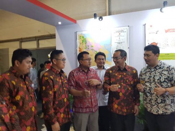  Deputi Dukungan Bisnis SKK Migas Muhammad Atok Urrahman , Perwakilan SKK Migas Sumbagut dan Manajemen KKKS di Wilayah Riau saat mengunjungi Stan SKK Migas dalam Pameran Pekanbaru Raya Fair & Expo tahun 2018