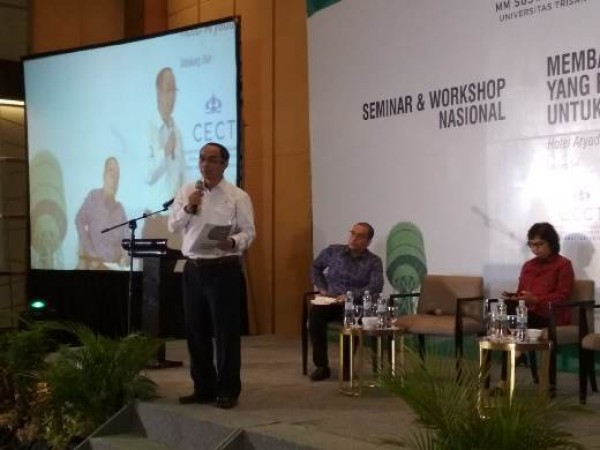 Kepala Perwakilan SKK Migas Sumbagut, Hanif Rusjdi saat memberikan materi dalam seminar dan Workshop Nasional Sustainbale Development Goals pada tanggal 17 Oktober 2018 di Medan, Sumatera Utara