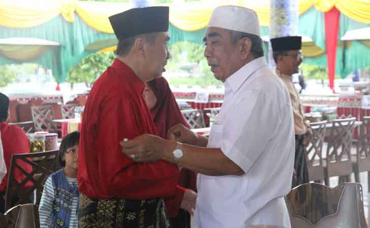 Bupati Siak, Syamsuar, ngobrol dengan Arwin AS