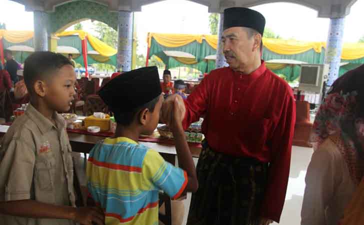 Anak-anak Salaman dengan Bupati Siak, Syamsuar